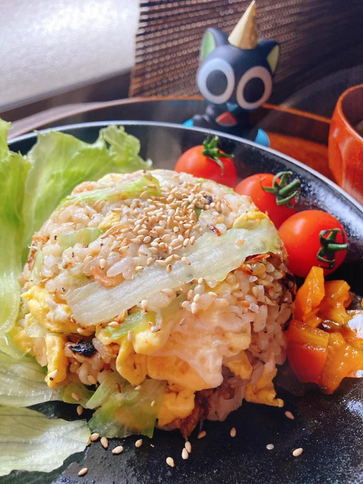 お昼はしらすと小エビとレタスのチャーハンだよ小黑 急に給料日前の節約飯みたいになったけどハレの日メニューのつもりだったんだよ 