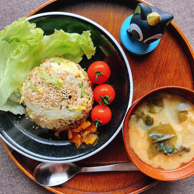 お昼はしらすと小エビとレタスのチャーハンだよ小黑 急に給料日前の節約飯みたいになったけどハレの日メニューのつもりだったんだよ 