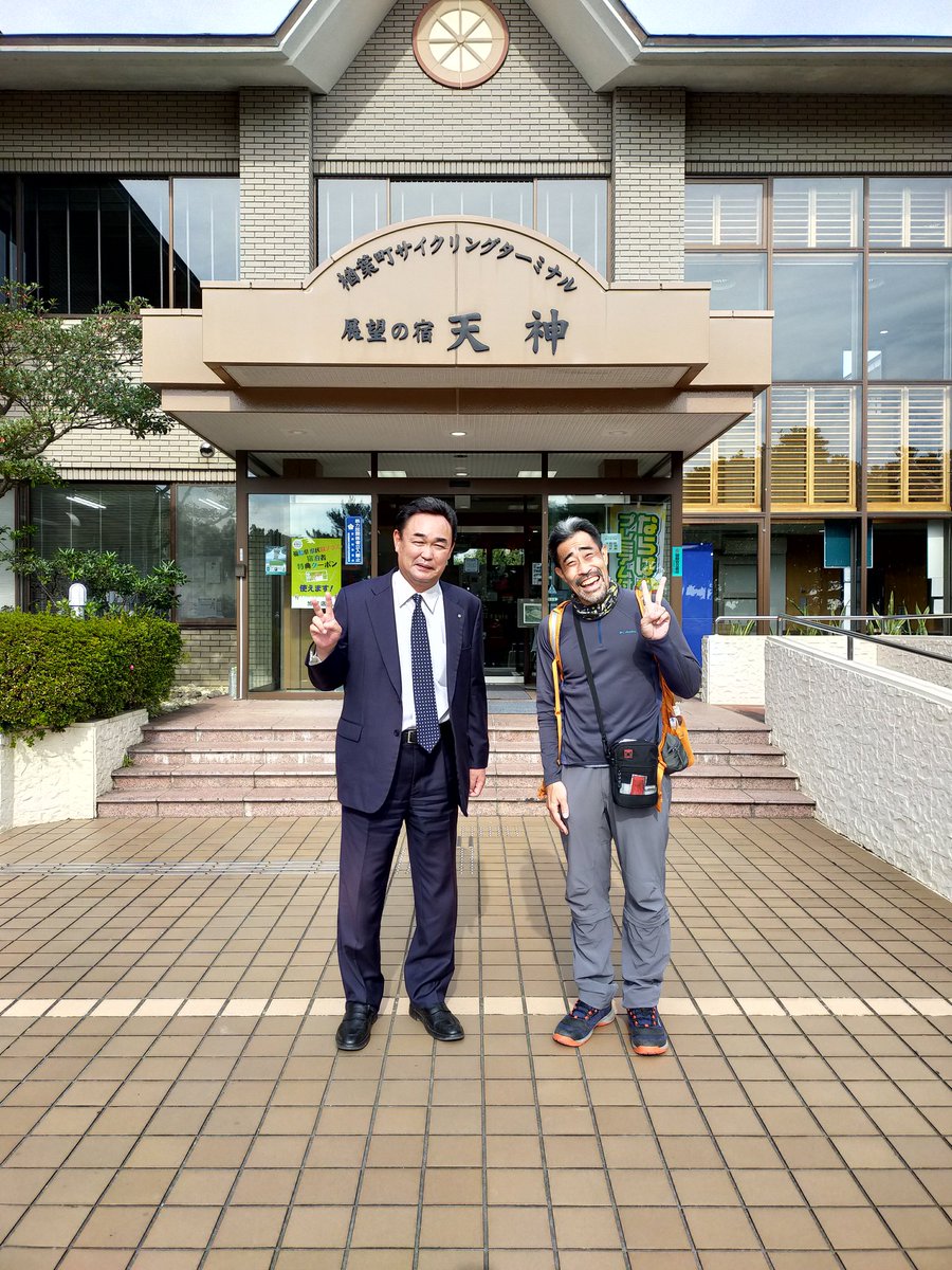 hamatsutomoaki's tweet photo. 富岡町から楢葉町に入りまして、天神岬温泉しおかぜ荘さんに立ち寄りましたら、何と！偶然にも楢葉町の松本町長に遭遇致しました！！
#なすびが歩くうつくしま浜街道トレイル https://t.co/sLcYzKNnVR