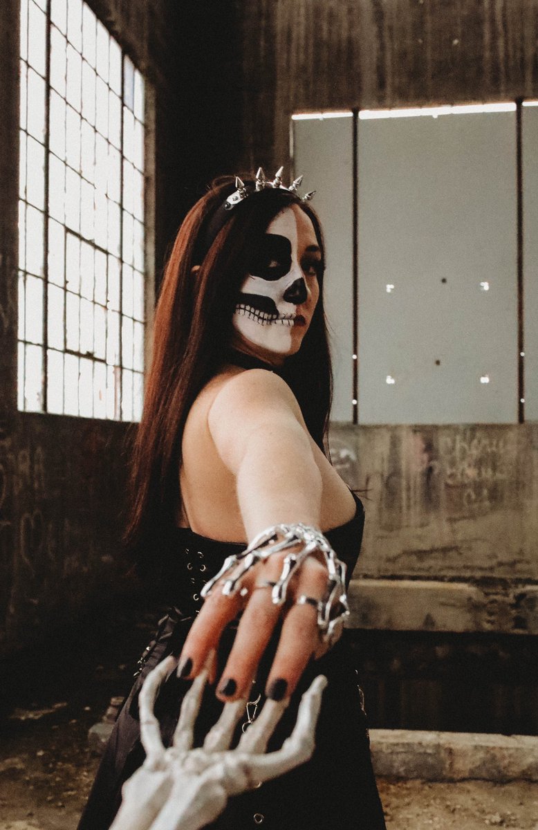 Devine8970's tweet photo. I met a bone-afide cutie last night. I just know everything is going tibia alright 💀🖤 https://t.co/6VPsw9aj2i