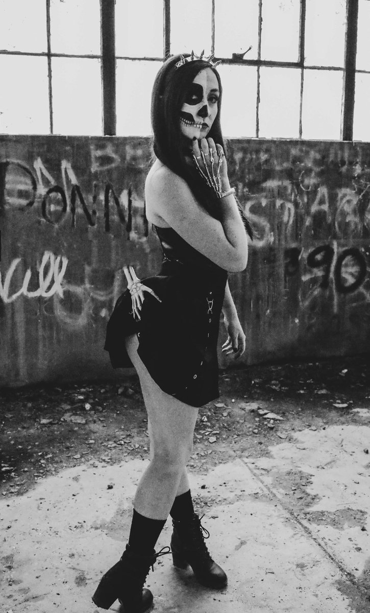 Devine8970's tweet photo. I met a bone-afide cutie last night. I just know everything is going tibia alright 💀🖤 https://t.co/6VPsw9aj2i