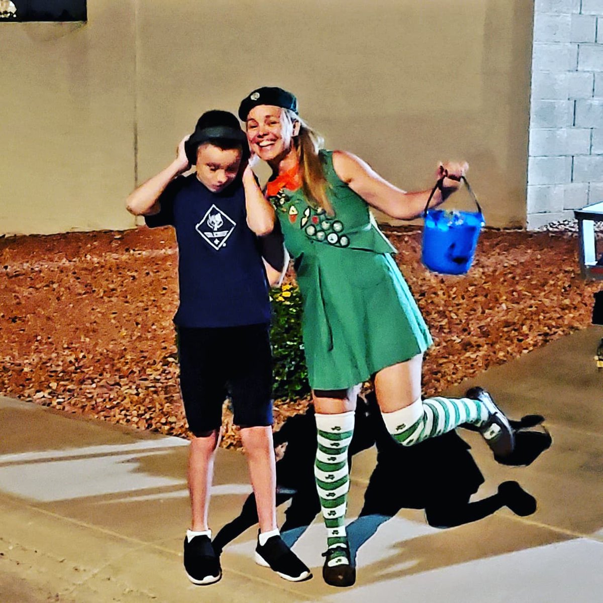 Sarabeth_MrsB's tweet photo. Family theme. Isaac was not thrilled but he pushed through and filled his bucket.
A great time to meet your neighbors.
#Bluebucket #AutismAwareness https://t.co/Gh1z1G4Ih8