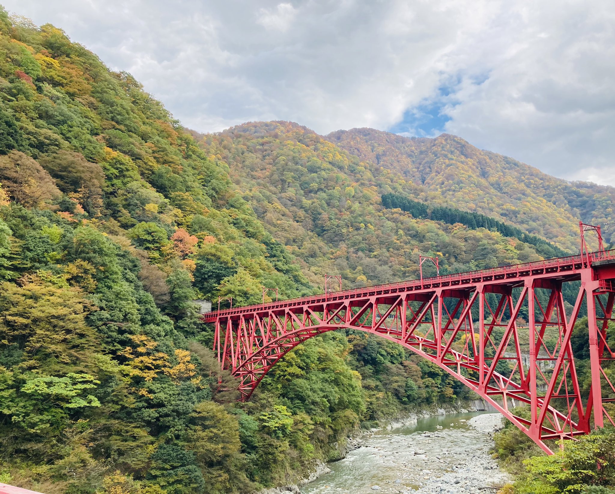 公式 とやま観光ナビ Rt Torokkodensya 黒部峡谷トロッコ電車沿線の紅葉は見頃を迎えています トロッコに乗ると秋の大自然を感じることができます 黒部峡谷トロッコ電車 黒部峡谷鉄道 黒部峡谷 トロッコ電車 紅葉 紅葉スポット 秋 山彦橋