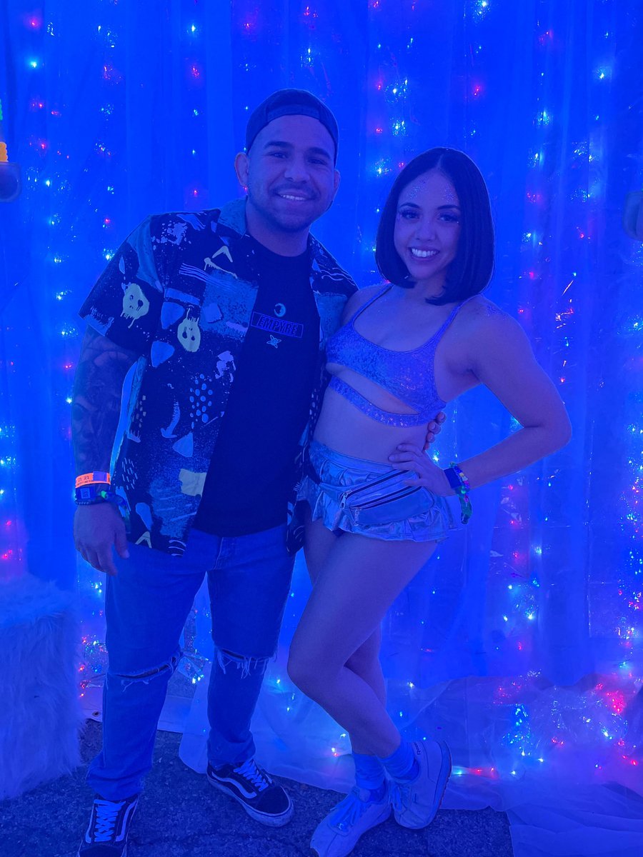 Alycat077's tweet photo. This was hands down the funnest experience I’ve ever had at a rave, and the funnest group ever. The only con was that I kept getting targeted by different men wanting to steal my fkn purse lmao. Thank god for Luis ❤️😭 https://t.co/vGXda8RhIh