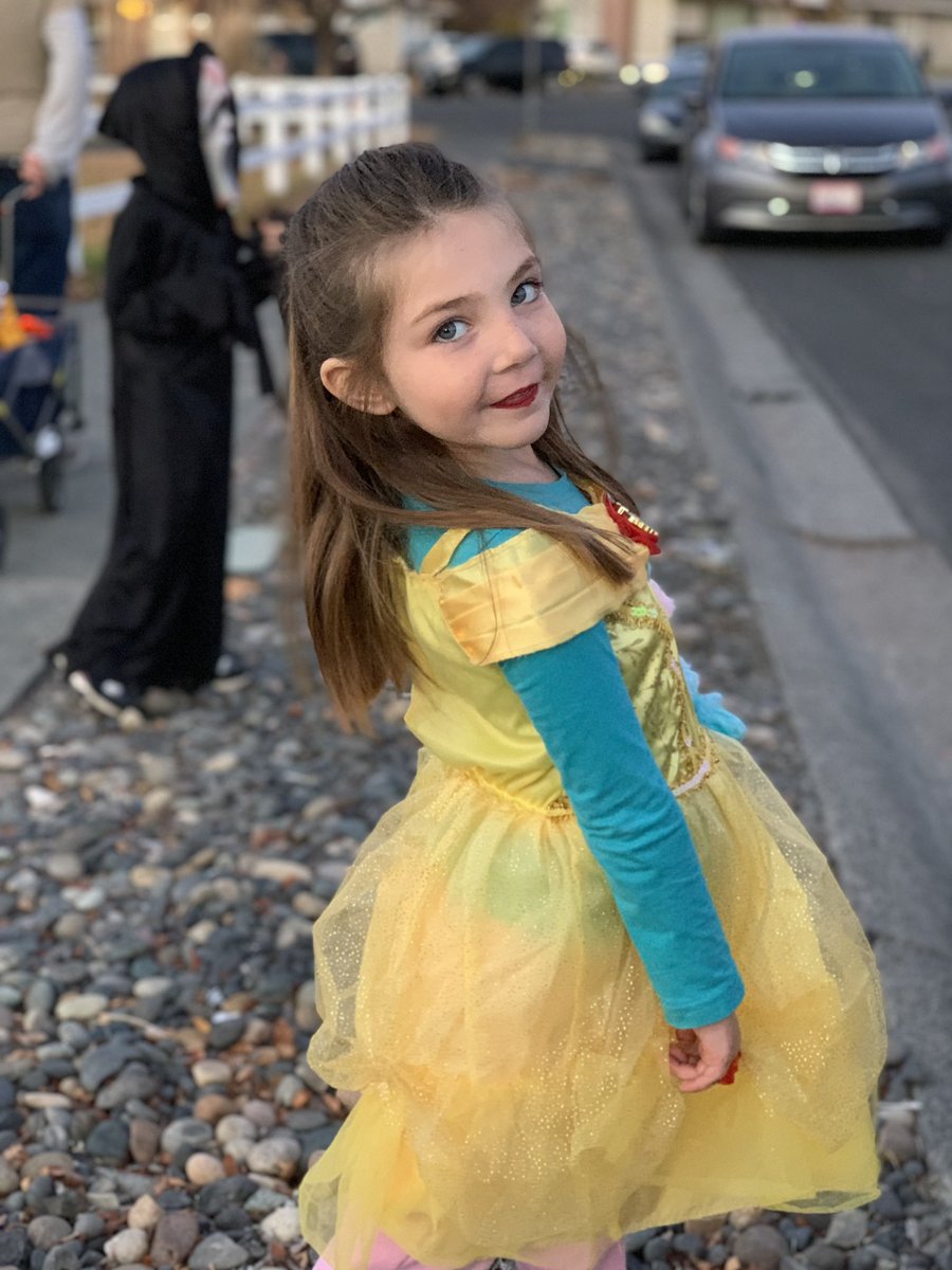 kelcee_lebow's tweet photo. Scream &amp; princess Belle 🎃 https://t.co/NlnpIIYS1f