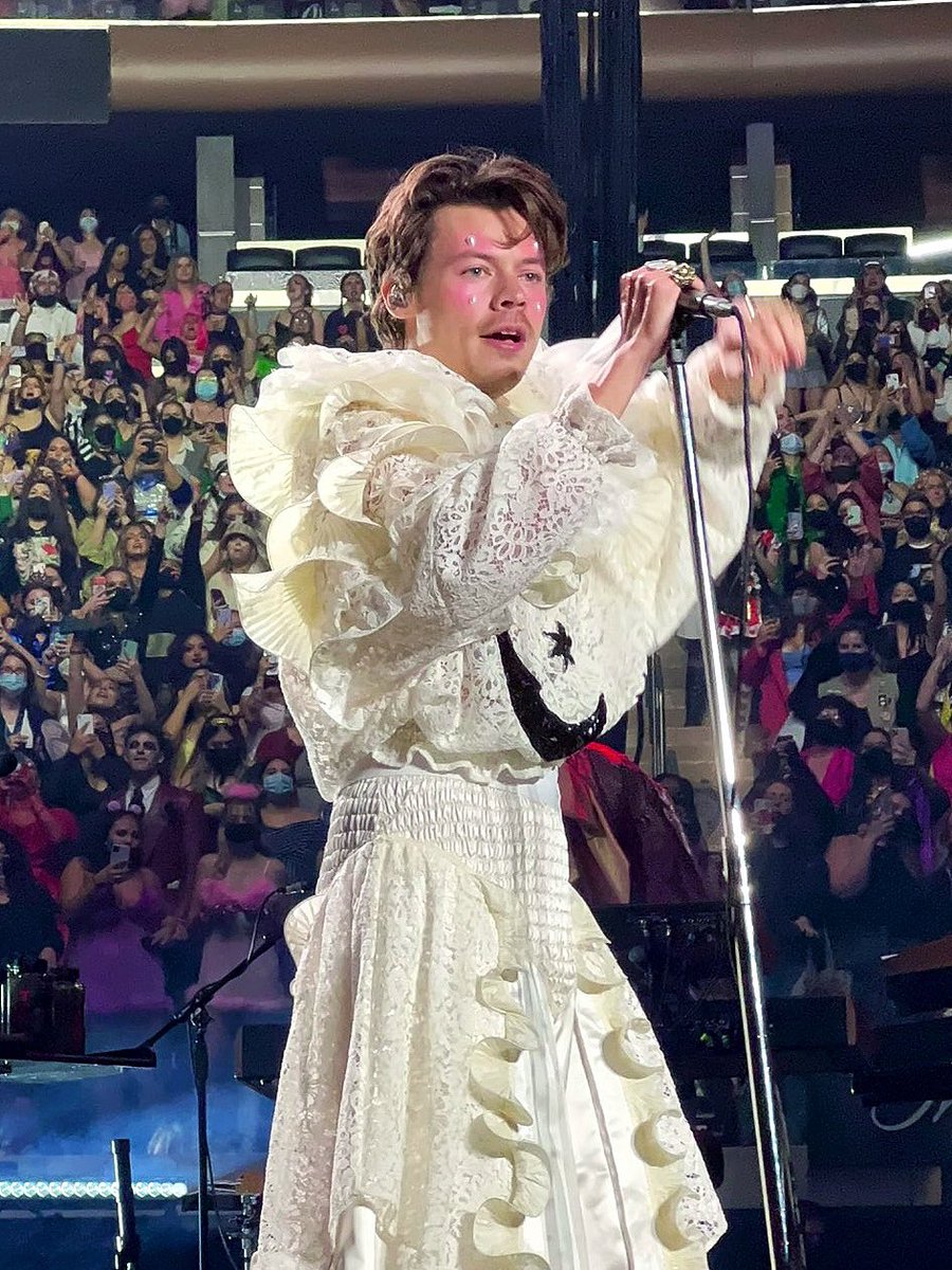 theharrylibrary's tweet photo. Harry on stage at Harryween II in New York City https://t.co/z9iyBFu1zV