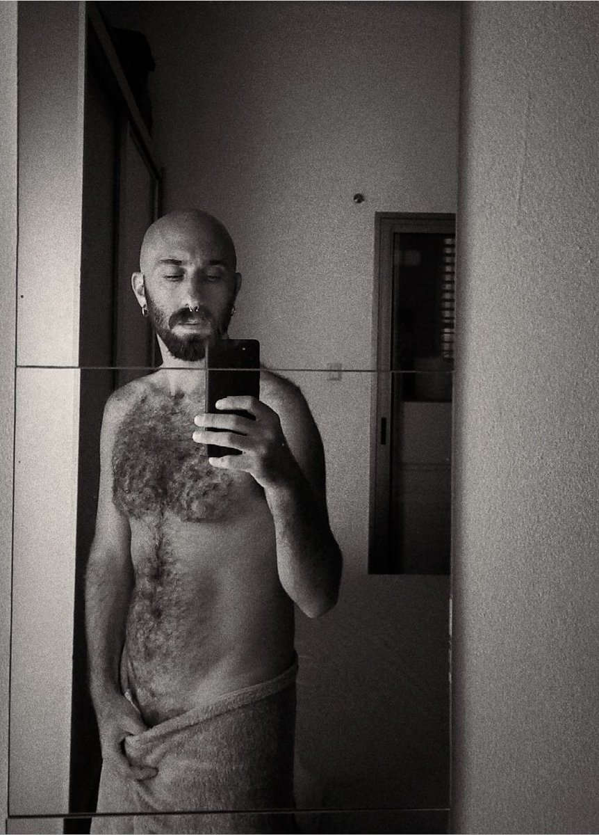 EliranNargassi's tweet photo. Razor, my first time 🪒
#menhairstyle #baldguy
#shavedhead #beforeandafter
#buzzedhead #haircut #bald #gayskinhead
#skinhead #baldandbearded
.
.
.
.
@popandfilms @summer_diary @haus_magazine @ILoveQBears @Hairymag @ILoveGayLGBT @MensHealthMag https://t.co/MDQrPKXAOt