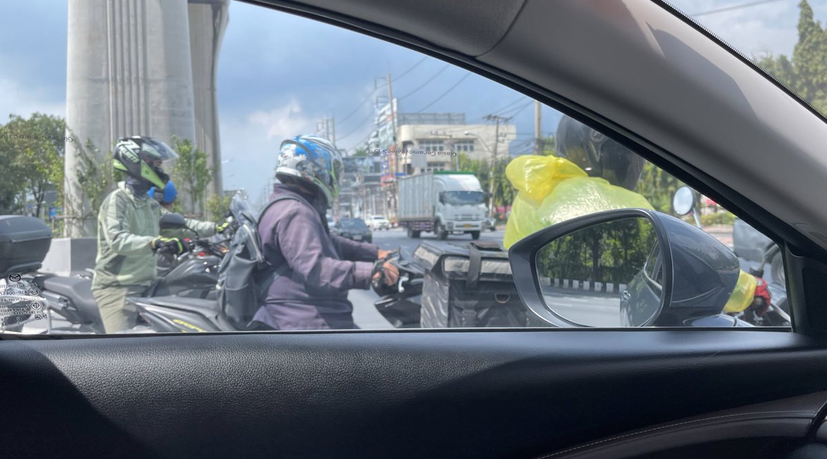 absoluteJB's tweet image. อิพวกมอไซค์ที่ชอบมาบังเวลายูเทิร์นแล้วหันมามองหน้าว่าทำไมกุไม่ยูเทิร์นสักทีนะ มันมองไม่เห็นเข้าใจมั้ย บังอยู่นั่นอีเหี้ย พอกระเถิบขึ้นหน้าจะดูรถ ก็ขยับตามอยู่นั่น มันมองไม่เห็น ก็ไม่ต้องไป อยากดูชัดก็ยูเทิร์นไปคนเดียว