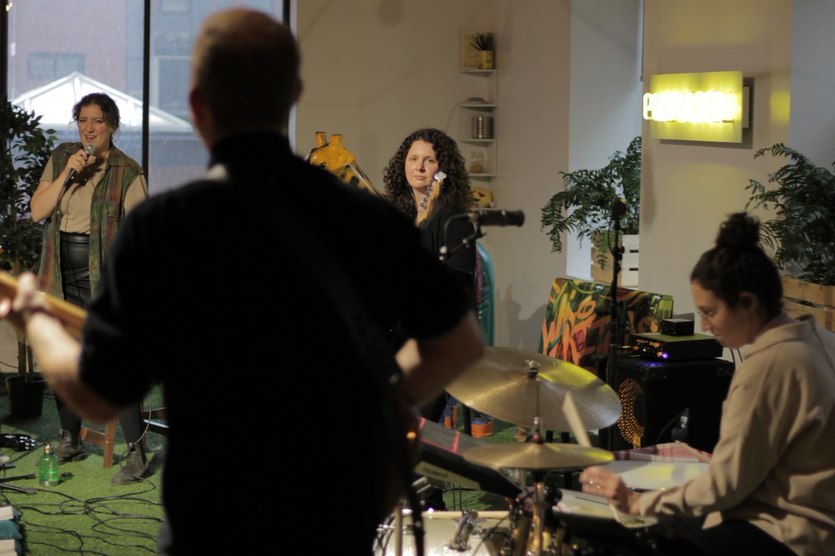 Ce dimanche après-midi, à l'événement de @MR63montreal chez <a href="/talsominc/">TALSOM</a>, j'ai découvert Sabrina Halde et son nouveau groupe éponyme (qui succède à <a href="/GroenlandMTL/">Groenland</a>), dont j'ai pris quelques photos. Ça m'a fait penser à un mélange de Eivør Pálsdóttir et The Clash at Demon Head 🤩
