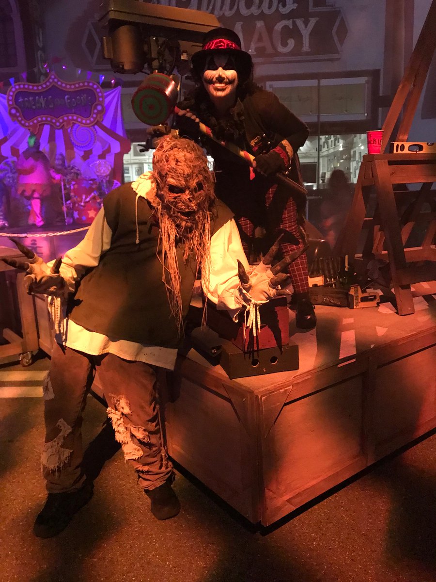 WerewolfExec's tweet photo. Brand New Halloween friend for DACTY!! #HHN30 #Hacktion https://t.co/LDVltuxLiU