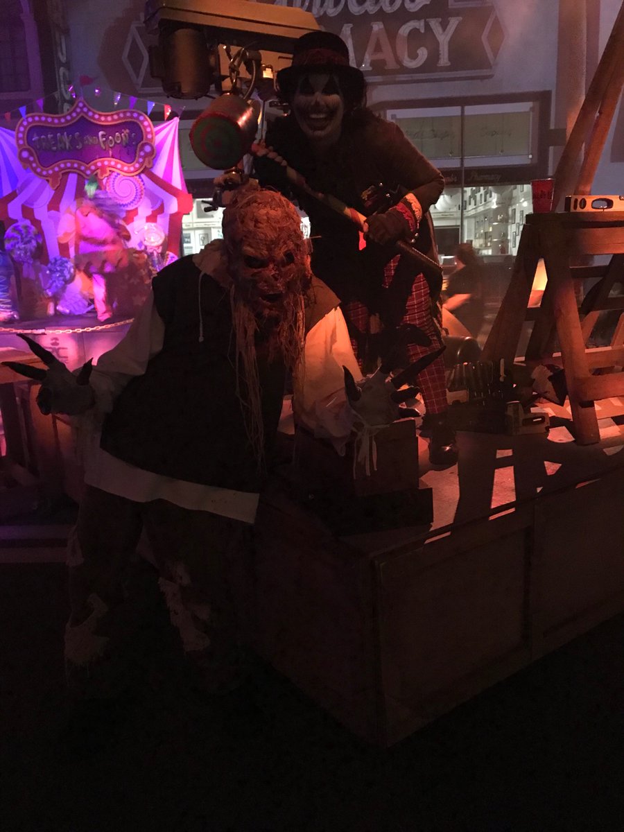 WerewolfExec's tweet photo. Brand New Halloween friend for DACTY!! #HHN30 #Hacktion https://t.co/LDVltuxLiU