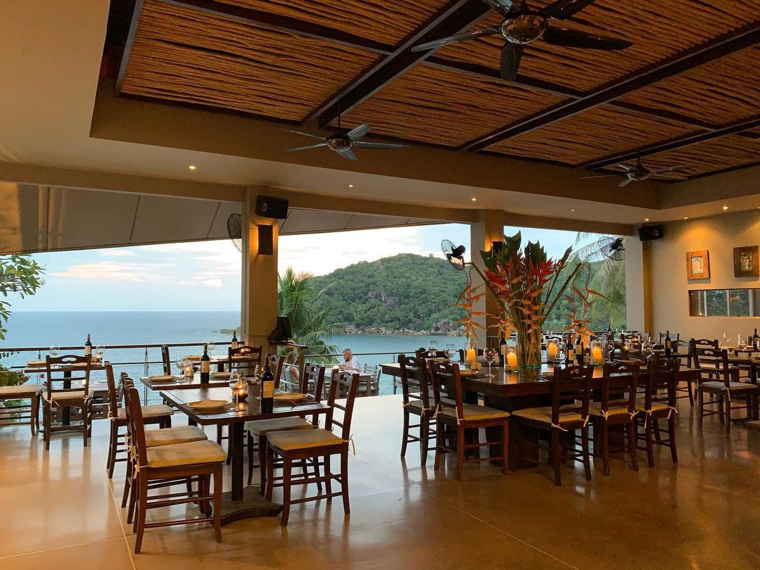 cliff_koh's tweet photo. The Cliff Bar &amp; Grill ถัดไปอีกจุดชมวิวของหมู่บ้านกงจินเวอร์ชันสมุย คือ ร้านอาหาร "เดอะ คลิฟ บาร์ แอนด์ กริลล์" ตั้งอยู่บนหน้าผา ให้บริการอาหารสไตล์เมดิเตอร์เรเนียน จัดเต็มทั้งอาหารทะเล เนื้อนำเข้า ในรูปแบบพรีเมียม ไปลองกินกันได้ . 
#ที่เที่ยวสมุย https://t.co/1nwW2G7Pyy