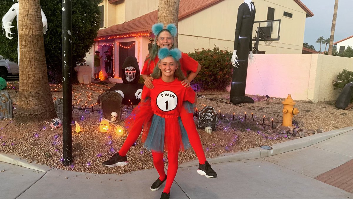 JosieBarden17's tweet photo. Happy Halloween! #twins #thingonethingtwo 🎃👻 https://t.co/tXgJTJKCQd