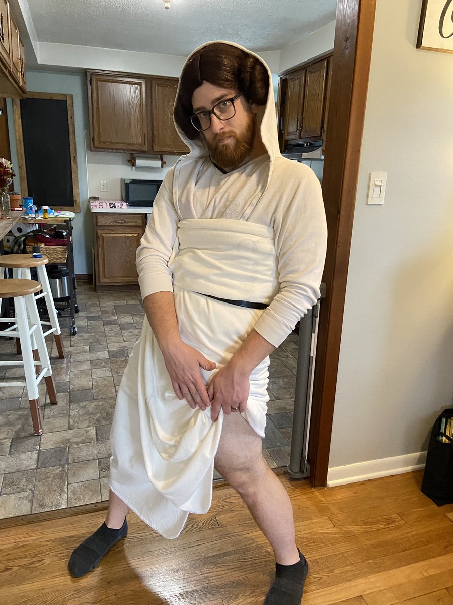 DamTheAbsolute's tweet photo. Things got a little cute &amp; weird this year. Happy Halloween! #ChompChomp #CatSalute #PrinceasLeia #FeelingFabulous https://t.co/bxz1JVIBfJ