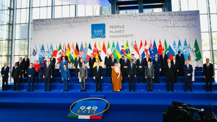 Leonita_Lestari's tweet photo. PHOTO TAK BERSUARA NAMUN BERBICARA
.
.
.

Adakah bangga kita terluap manakala Presiden Jokowi berdiri pada posisi sentral pada barisan para pimimpin dunia yang tergabung dalam G-20 tersebut? https://t.co/GoO53OIXyO