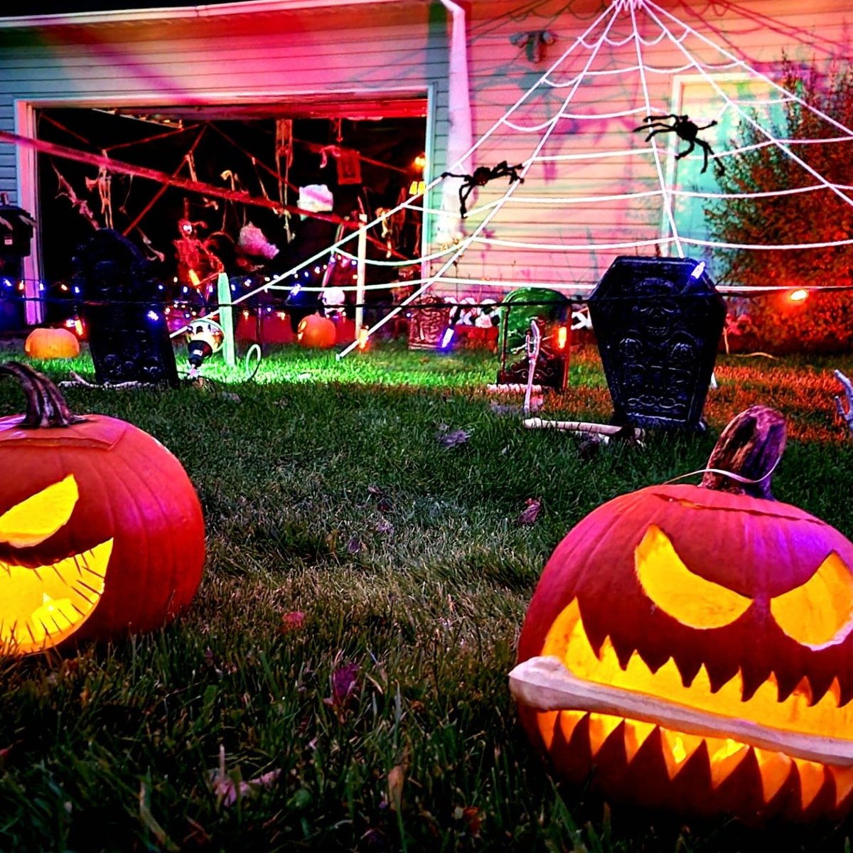 Knife_guy87's tweet photo. @ctvottawa Had an amazing turnout on our first Halloween attempt of a full display. " Haunted Garage" theme for this year!!! Next year will be a whole new game and setup! https://t.co/45S2fFzpks