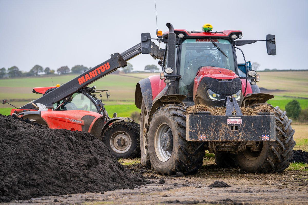 profiMagazin's tweet photo. Dungstreuen mit einem #Case IH Optum 300 CVX und #Bunning Lowlander Mk4 – 120 HBD Streuer. https://t.co/jA3Ngcmngc