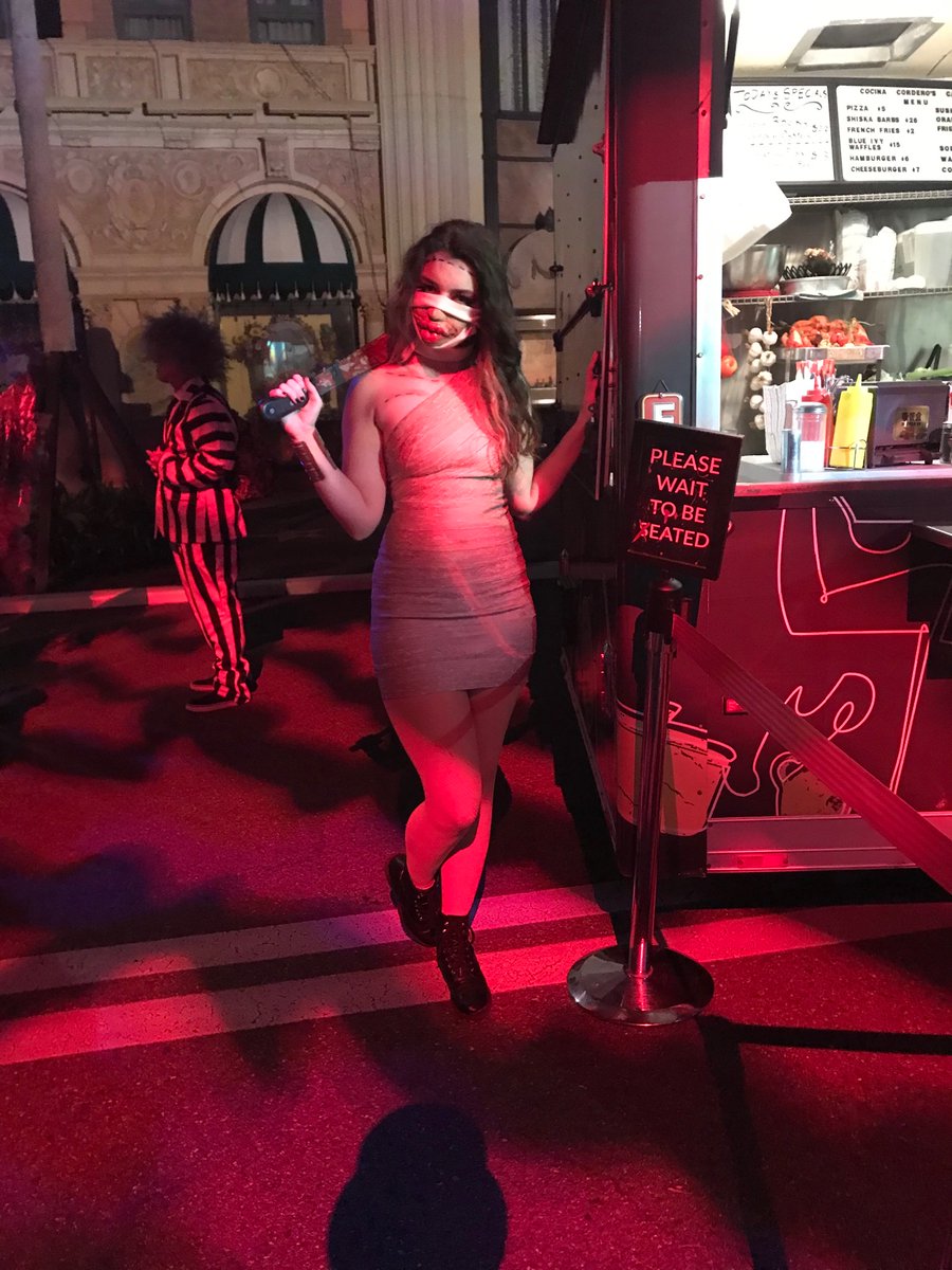 WerewolfExec's tweet photo. Despite the cold, she’s here to SLAY #HHN30 #Hacktion https://t.co/yRXVprFMrB