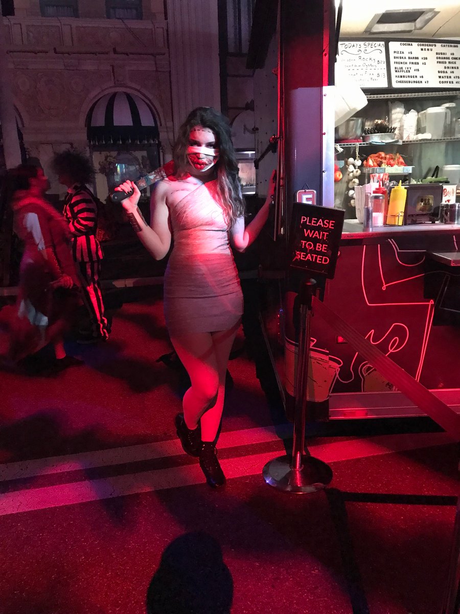 WerewolfExec's tweet photo. Despite the cold, she’s here to SLAY #HHN30 #Hacktion https://t.co/yRXVprFMrB