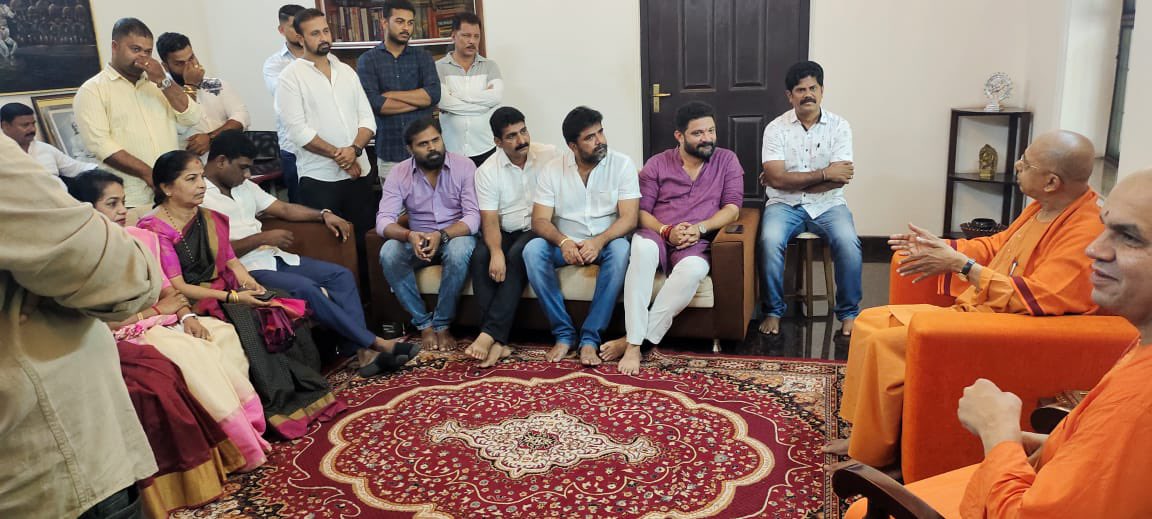 TheMithunRai's tweet photo. A moment of mountainous Pride to Namma Kudla !!! 

I, along with the Congress party members, today , visited the Shri Ramakrishna Ashram , felicitated the Swamiji on being bestowed with the Karnataka Rajyotsava Award for their contribution to the society. https://t.co/spaoYbdO6d