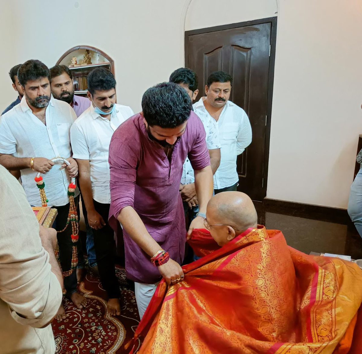 TheMithunRai's tweet photo. A moment of mountainous Pride to Namma Kudla !!! 

I, along with the Congress party members, today , visited the Shri Ramakrishna Ashram , felicitated the Swamiji on being bestowed with the Karnataka Rajyotsava Award for their contribution to the society. https://t.co/spaoYbdO6d