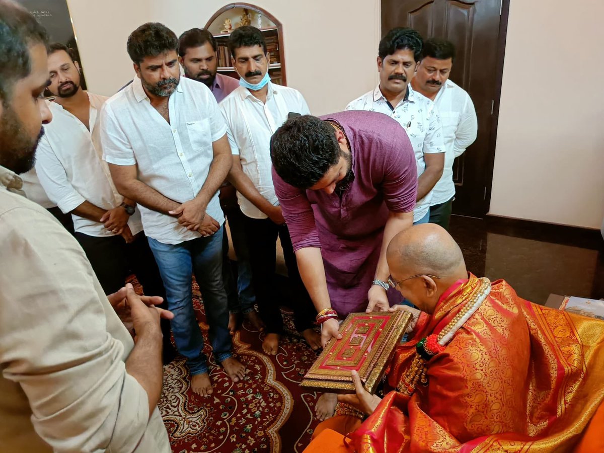 TheMithunRai's tweet photo. A moment of mountainous Pride to Namma Kudla !!! 

I, along with the Congress party members, today , visited the Shri Ramakrishna Ashram , felicitated the Swamiji on being bestowed with the Karnataka Rajyotsava Award for their contribution to the society. https://t.co/spaoYbdO6d