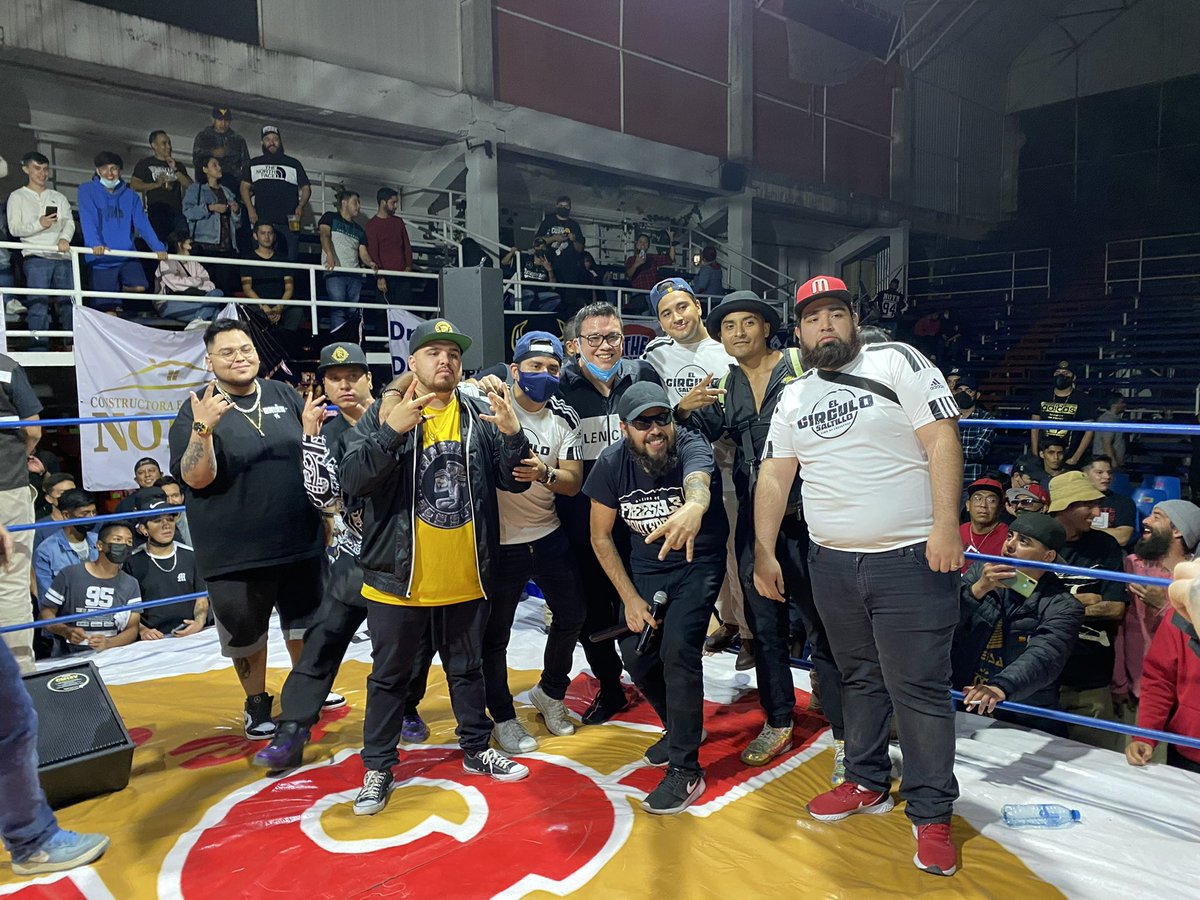 franco_esca's tweet photo. Si, soy un viejo ridículo por andar en eventos de free.
Si, lo mío es la comedia.
Tienen razón. 
PERO, no tienen idea cuán feliz soy cuando juego en tarima con estos morros.
Gracias @supremacia_mc por la invitación. https://t.co/oN4QmQeaAE