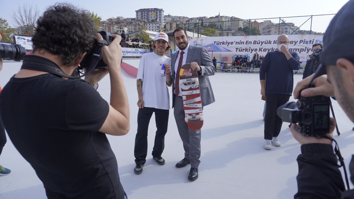 sedatcelenk's tweet photo. 2021 Sokak Disiplini Türkiye Kaykay Şampiyonasını @eyupbelediyesi ev sahipliğinde tamamladık. Derece alan ve katılan tüm sporcularımızı kutluyorum. Vizyonu, spora olan desteği ve İstanbul’a böyle güzel bir  park kazandırdığı için  @DenizKoken ‘e   teşekkür ederim @gencliksporbak https://t.co/JNdyyth4xz