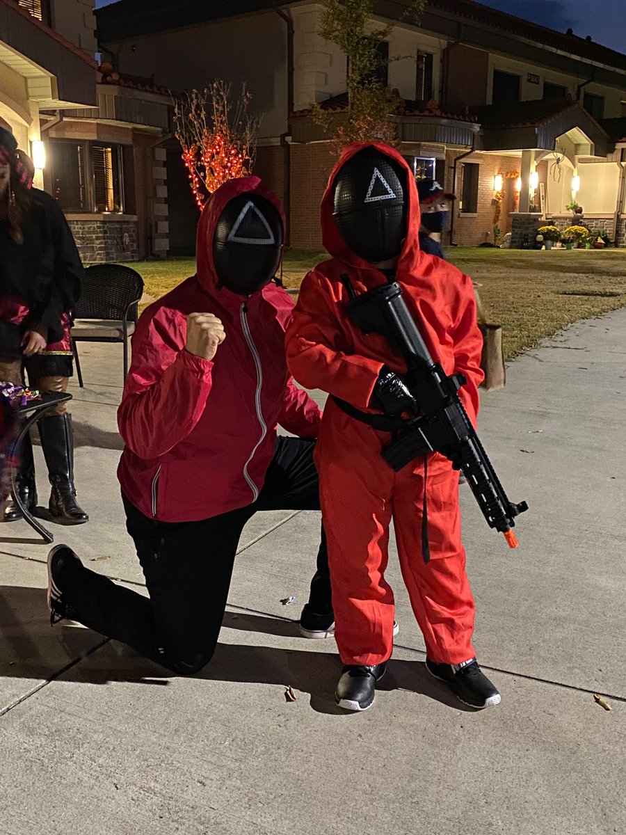 dustoffdave's tweet photo. Squid game was the dominate costume in Korea this year. (Imagine that!)

We had a great time and handed out candy to at least a thousand kids.

Pets didn’t dig it so much. https://t.co/CKaQVD2Hpp