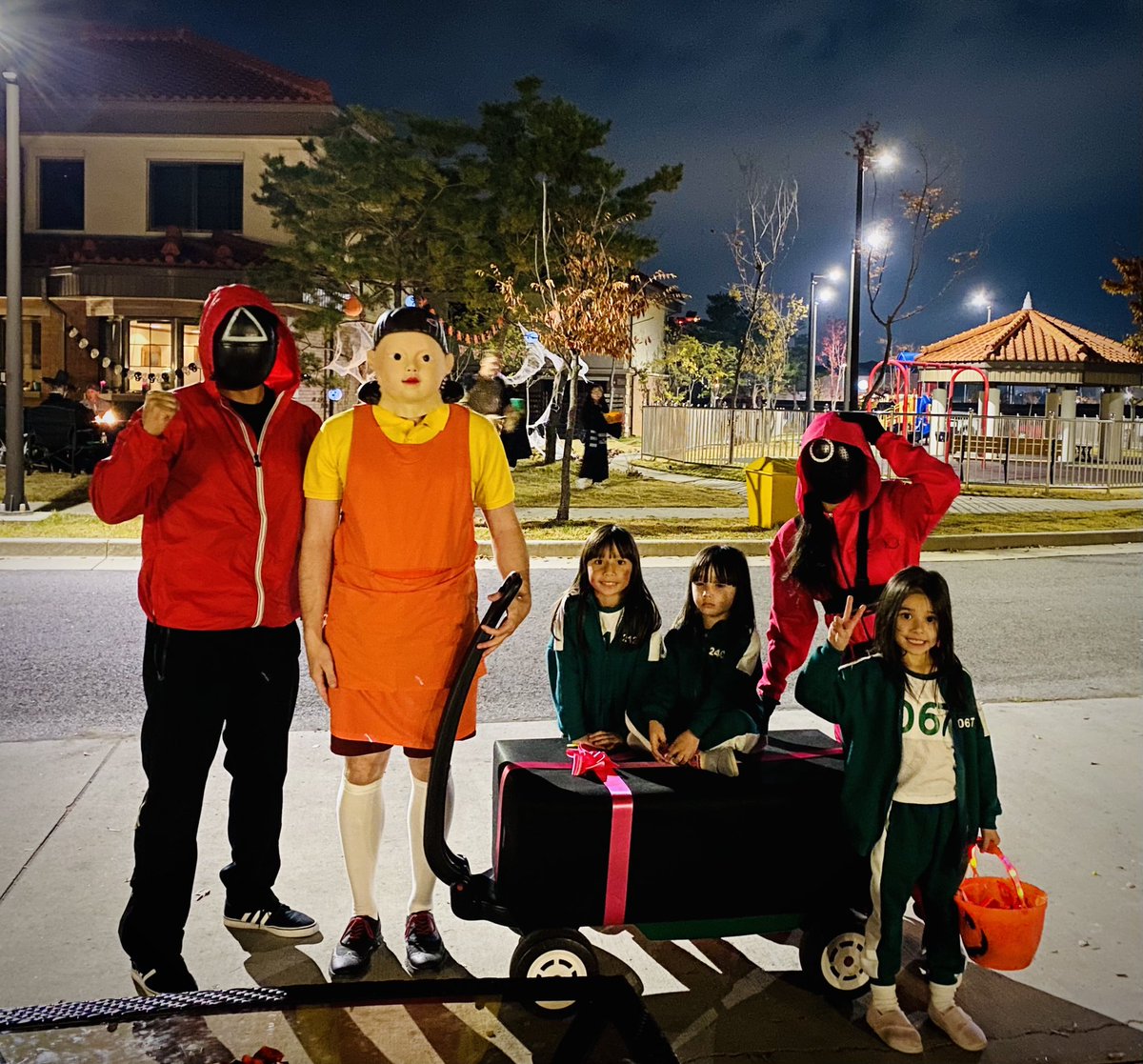 dustoffdave's tweet photo. Squid game was the dominate costume in Korea this year. (Imagine that!)

We had a great time and handed out candy to at least a thousand kids.

Pets didn’t dig it so much. https://t.co/CKaQVD2Hpp