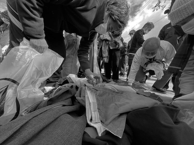 REGULATOR_CREW's tweet image. #GiveJeansAChance を今年も開催
毎年行う大切な活動です、今年で11年目。
不要になった男性用アパレル(パンツ、ジャケット、その他何でも)をお客様から回収し、ホームレスならびに日雇い労働者に直接寄付します。是非実施店舗まで。
【特典】寄付されたその日はパンツがALL20%OFF
#volcom #regcrew