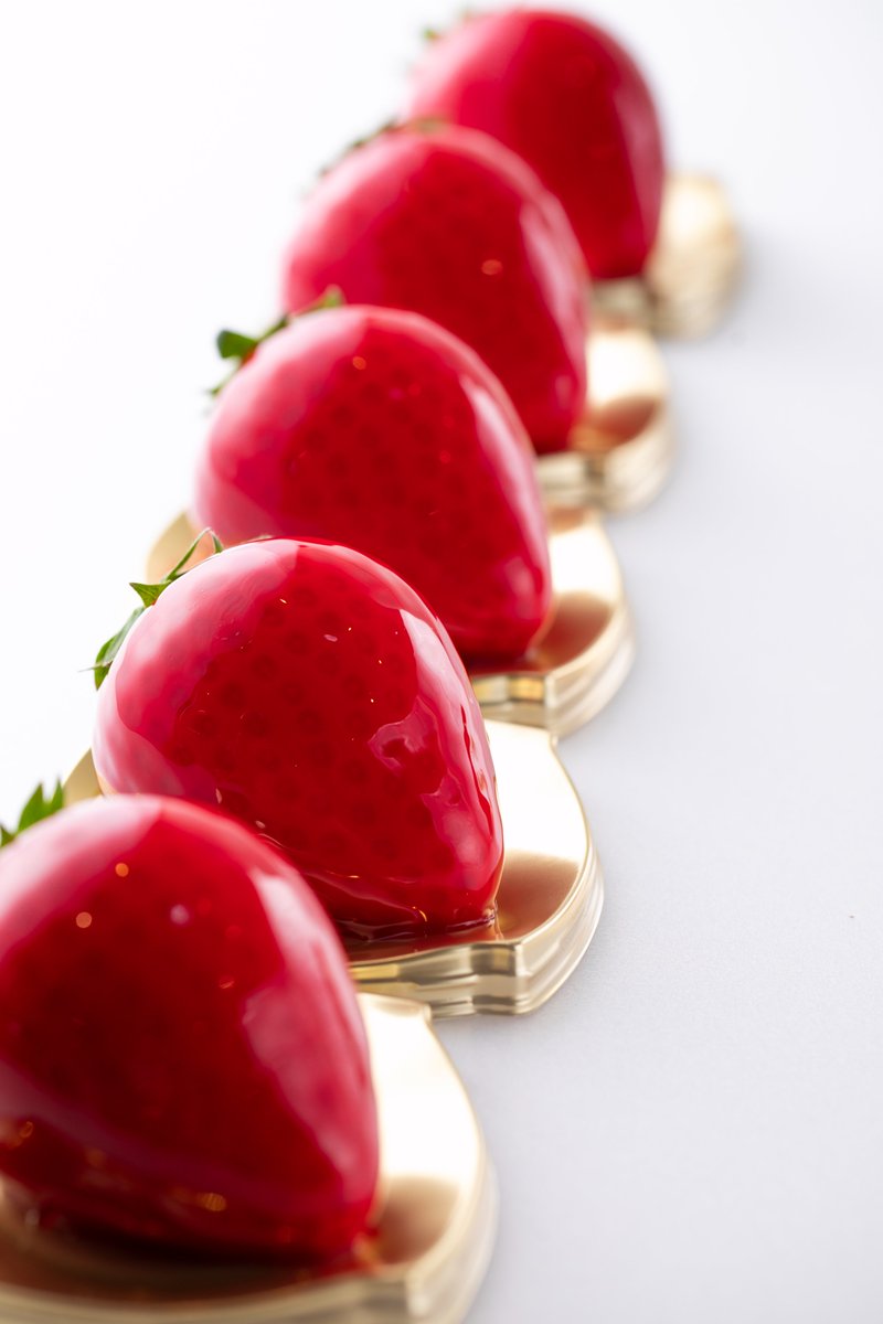 atamibonbon's tweet photo. ＼今日から11月🍂／
食欲の秋に大きないちごはいかがですか🍓？
インパクト抜群のいちごのババロア！
ぷるぷる食感で中にはまるごといちご1粒入っています～！ https://t.co/9tutWVTbR5