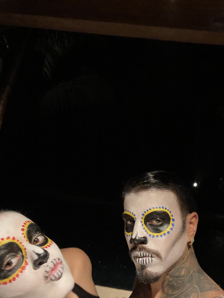 rauwalejandro's tweet photo. 💀🌺🌙 https://t.co/CVrssQSeeo