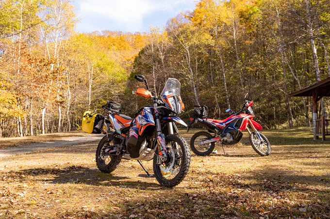 久々にバイクにカメラ積んでいったので撮った写真。
大学時代の先輩とトコトコ散歩した。紅葉が始まっててきれいでした。 