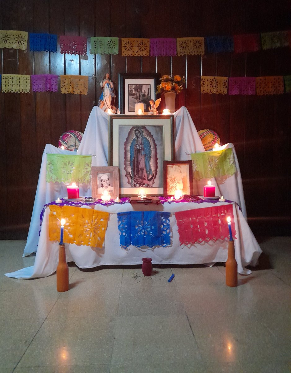 everlarkeia's tweet photo. no soy mexicana ni de cerca pero sí llevo 2 meses sufriendo (pq la verdad es q no hay otra palabra) la muerte de mi abuela y me sentia re mal al saber que en mi pais no habia una costumbre alrededor de la muerte, asi que fui y leí y me informé y le hice una ofrenda a la tita + https://t.co/xeqljDoPF2