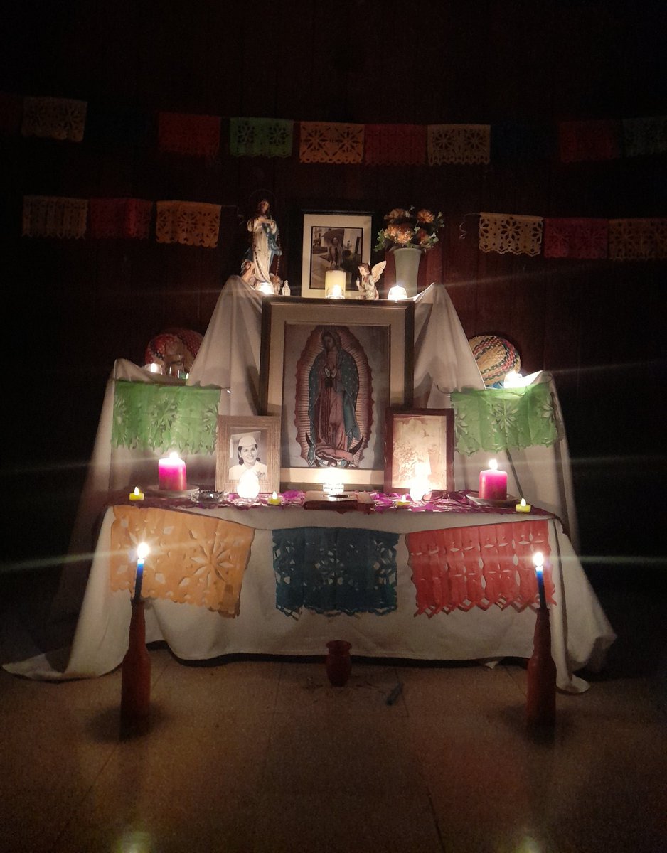 everlarkeia's tweet photo. no soy mexicana ni de cerca pero sí llevo 2 meses sufriendo (pq la verdad es q no hay otra palabra) la muerte de mi abuela y me sentia re mal al saber que en mi pais no habia una costumbre alrededor de la muerte, asi que fui y leí y me informé y le hice una ofrenda a la tita + https://t.co/xeqljDoPF2