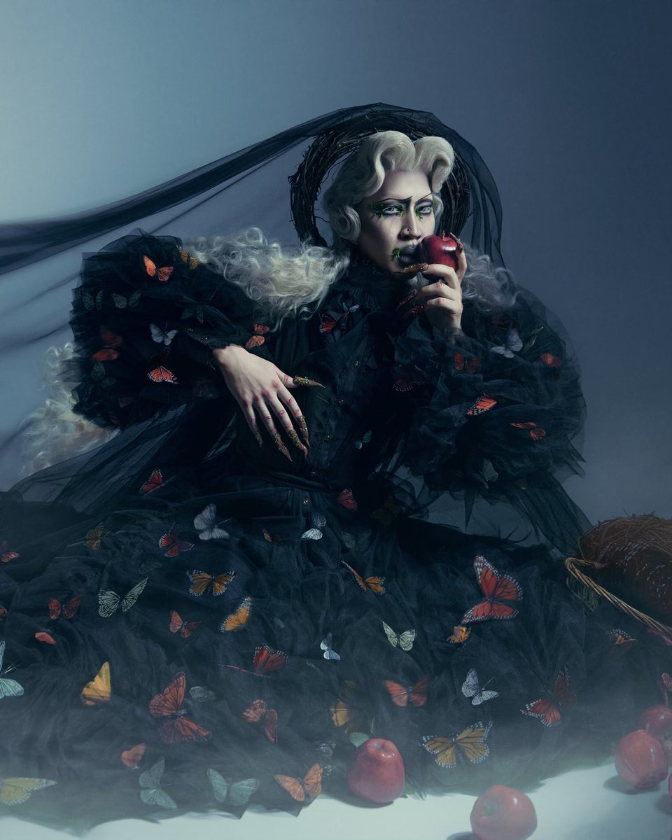 KVDBeauty's tweet photo. HAVE A BITE 🍎

Global Veritas Artist #AnthonyHNguyen transforms into the Evil Queen as the Old Witch inspired by Snow White using:

> #GOODAPPLE FOUNDATION BALM
> SHADE + LIGHT CONTOUR PALETTE
> #SUPERPOMADE IN GRAPHITE

#KVDxHALLOWEEN https://t.co/0LC4t6sVC8