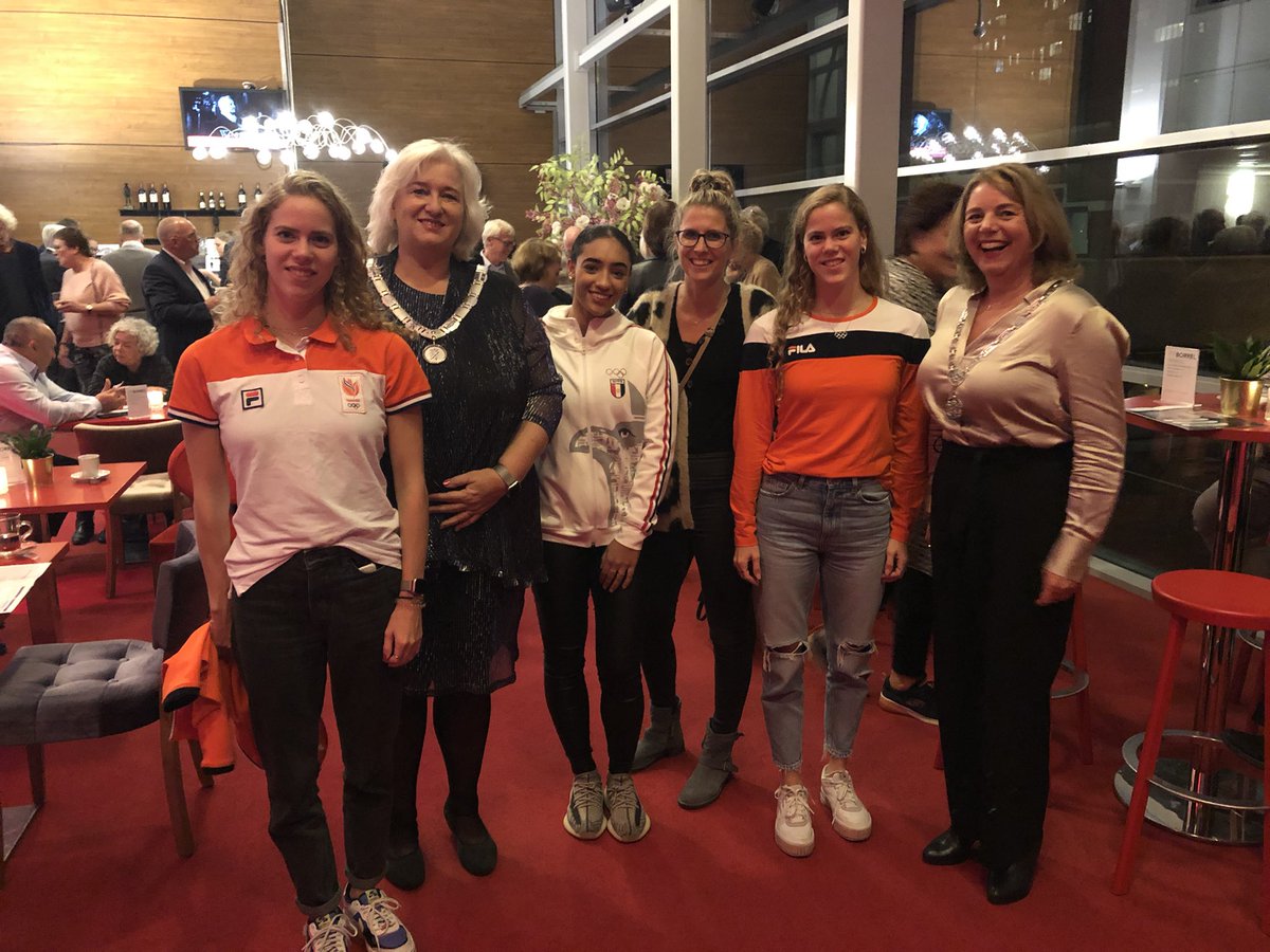 Gister aanwezig met deze drie Olympia gangers bij het jubileumevent van Stichting Leergeld. Prachtige optredens en <a href="/andyhoutkamp/">andy houtkamp</a> interviewde Noortje, Bregje en Mandy over hun ervaringen in Tokyo! Én met twee burgemeesters op de foto, een unicum! <a href="/marianneschuurm/">Marianne Schuurmans</a>