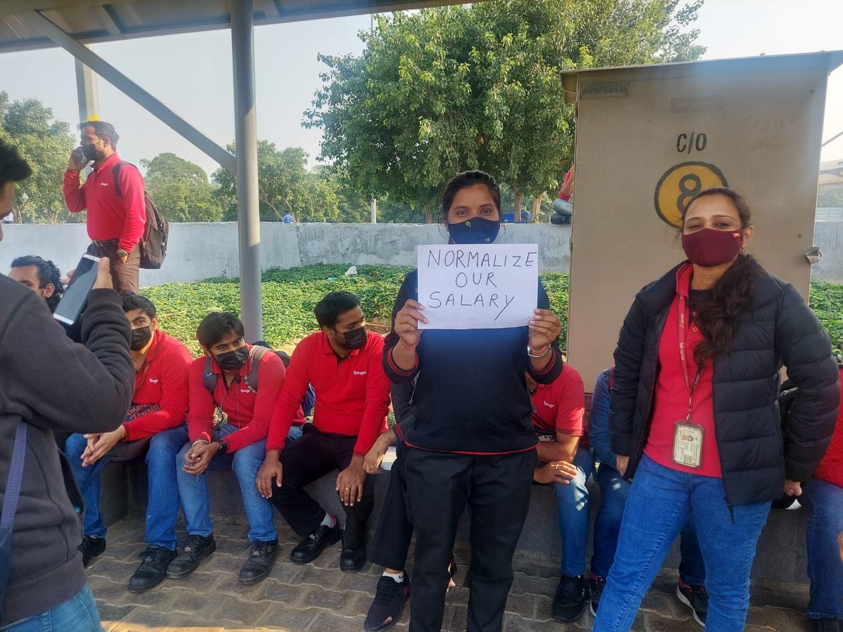 27saurabhsinha's tweet photo. #TroubleAgain
@flyspicejet staffers protest pay cuts at @DelhiAirport
"The issue with a few employees at the Delhi airport has been resolved and they have returned back to work. SpiceJet’s flight operations remain normal:” claims airline https://t.co/zPU7cSmgmO