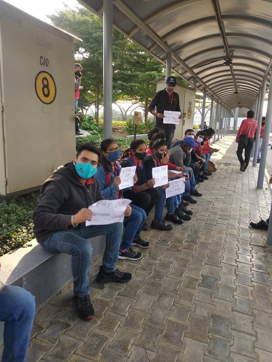27saurabhsinha's tweet photo. #TroubleAgain
@flyspicejet staffers protest pay cuts at @DelhiAirport
"The issue with a few employees at the Delhi airport has been resolved and they have returned back to work. SpiceJet’s flight operations remain normal:” claims airline https://t.co/zPU7cSmgmO