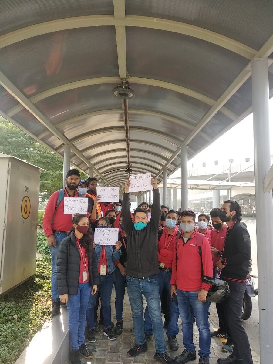 27saurabhsinha's tweet photo. #TroubleAgain
@flyspicejet staffers protest pay cuts at @DelhiAirport
"The issue with a few employees at the Delhi airport has been resolved and they have returned back to work. SpiceJet’s flight operations remain normal:” claims airline https://t.co/zPU7cSmgmO