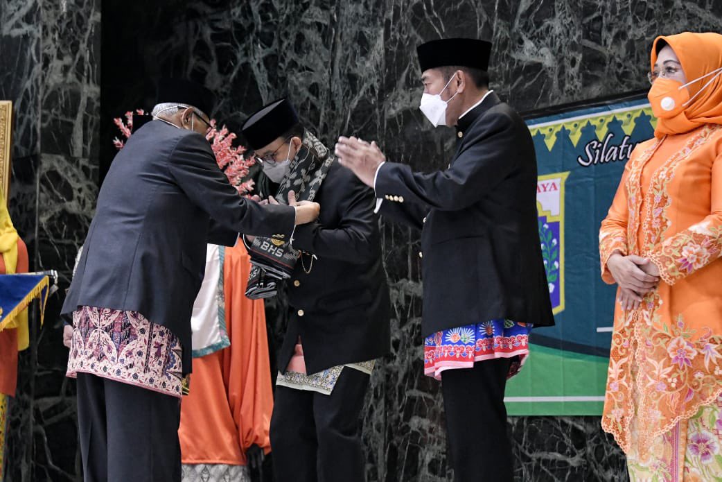 aniesbaswedan's tweet photo. Kemarin menerima Gelar Kehormatan Pemuka Utama Budaya Betawi dari Badan Musyawarah (BAMUS) Betawi.

Alhamdulillah dan apresiasi atas gelar kehormatan yang diberikan, kami pandang ini sebagai sebuah amanah yang harus dijunjung sebaik-baiknya.

#BAMUSBetawi

https://t.co/e3OKbeLVbM https://t.co/IOuLdEMowp