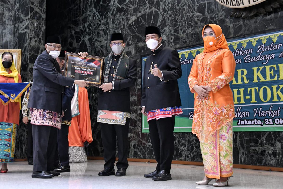 aniesbaswedan's tweet photo. Kemarin menerima Gelar Kehormatan Pemuka Utama Budaya Betawi dari Badan Musyawarah (BAMUS) Betawi.

Alhamdulillah dan apresiasi atas gelar kehormatan yang diberikan, kami pandang ini sebagai sebuah amanah yang harus dijunjung sebaik-baiknya.

#BAMUSBetawi

https://t.co/e3OKbeLVbM https://t.co/IOuLdEMowp