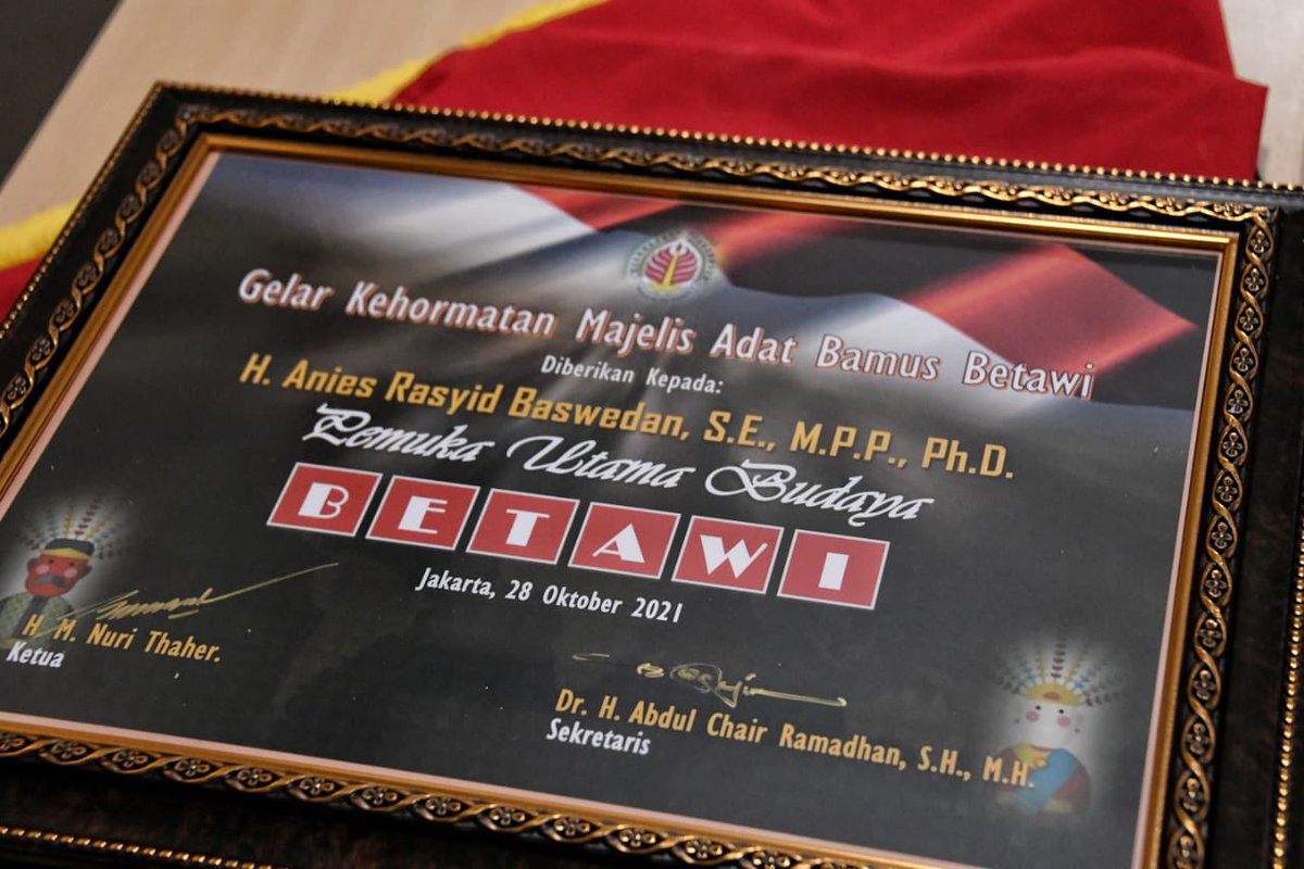 aniesbaswedan's tweet photo. Kemarin menerima Gelar Kehormatan Pemuka Utama Budaya Betawi dari Badan Musyawarah (BAMUS) Betawi.

Alhamdulillah dan apresiasi atas gelar kehormatan yang diberikan, kami pandang ini sebagai sebuah amanah yang harus dijunjung sebaik-baiknya.

#BAMUSBetawi

https://t.co/e3OKbeLVbM https://t.co/IOuLdEMowp