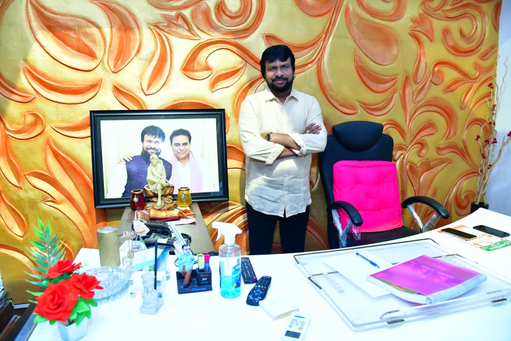 USrinivasGupta's tweet photo. టీఆర్ఎస్ పార్టీ వర్కింగ్ ప్రెసిడెంట్,మంత్రి శ్రీ కేటీఆర్ గారి పిలుపు మేరకు..ప్రతి సోమవారం చేనేత వస్త్రాలు ధరించాలి, చేనేత  వస్త్రాలకు, చేనేత రంగానికి ప్రాధాన్యం ఇవ్వాలనే సదుద్దేశంతో... ఈరోజు ప్రతి చేనేత వస్త్రాలు ధరించడం జరిగింది.

#HandloomMonday
#Handloom https://t.co/oO2Q9bYWxn