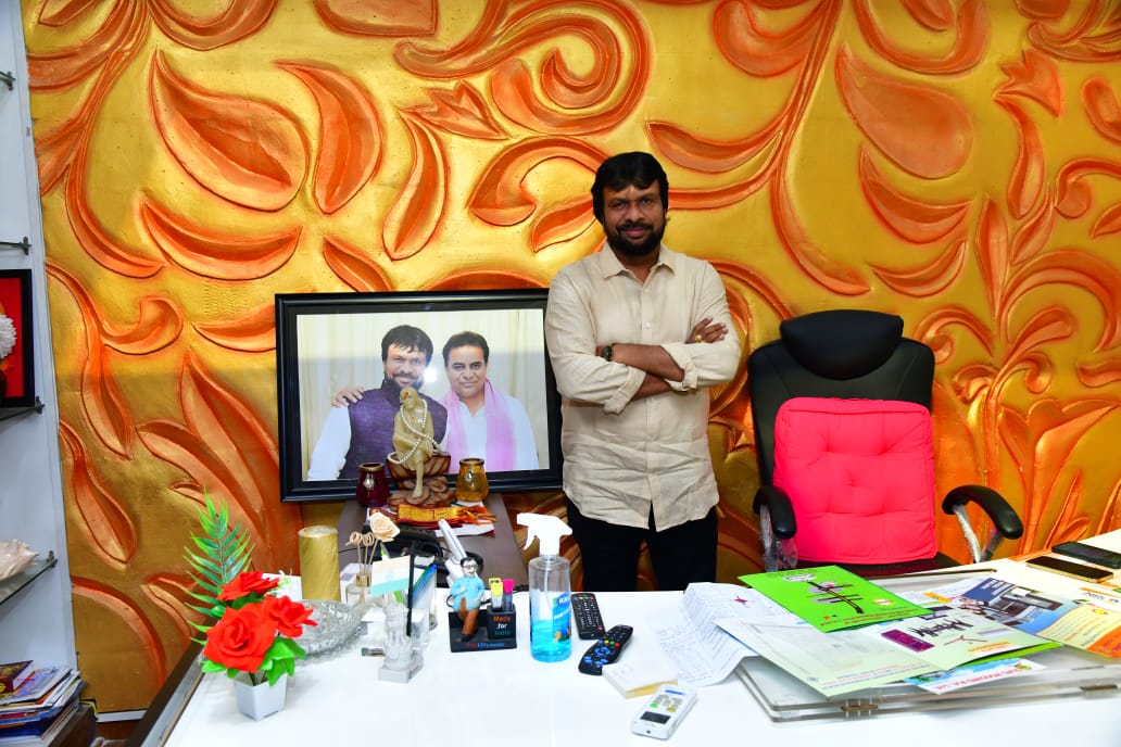 USrinivasGupta's tweet photo. టీఆర్ఎస్ పార్టీ వర్కింగ్ ప్రెసిడెంట్,మంత్రి శ్రీ కేటీఆర్ గారి పిలుపు మేరకు..ప్రతి సోమవారం చేనేత వస్త్రాలు ధరించాలి, చేనేత  వస్త్రాలకు, చేనేత రంగానికి ప్రాధాన్యం ఇవ్వాలనే సదుద్దేశంతో... ఈరోజు ప్రతి చేనేత వస్త్రాలు ధరించడం జరిగింది.

#HandloomMonday
#Handloom https://t.co/oO2Q9bYWxn