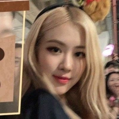 TMLK_BP's tweet photo. Mi nena tan linda te amo 😭
#Rosegoldenvoice 
#Rosegolden 
#Rosepretty https://t.co/aq2xG17vtG