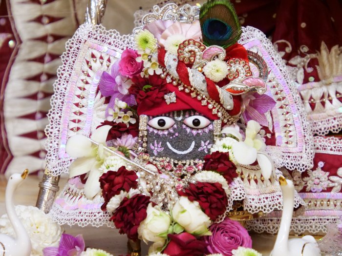 iskconlondon's tweet photo. Today's Deity darshan in Lotus &amp; Swans outfit #krishna #radharani #radhakrishna #girigovardhan #gauranitai #jagannath #baladev #subhadra #srilaprabhupada #deities https://t.co/RSu7utEISd