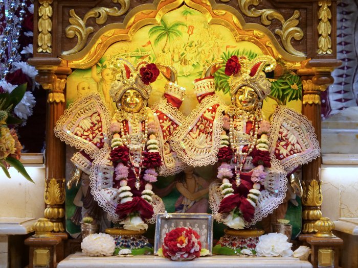 iskconlondon's tweet photo. Today's Deity darshan in Lotus &amp; Swans outfit #krishna #radharani #radhakrishna #girigovardhan #gauranitai #jagannath #baladev #subhadra #srilaprabhupada #deities https://t.co/RSu7utEISd