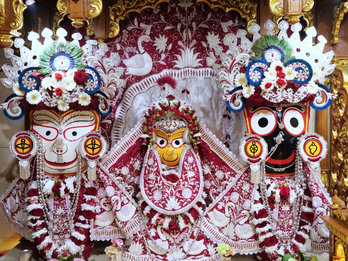 iskconlondon's tweet photo. Today's Deity darshan in Lotus &amp; Swans outfit #krishna #radharani #radhakrishna #girigovardhan #gauranitai #jagannath #baladev #subhadra #srilaprabhupada #deities https://t.co/RSu7utEISd
